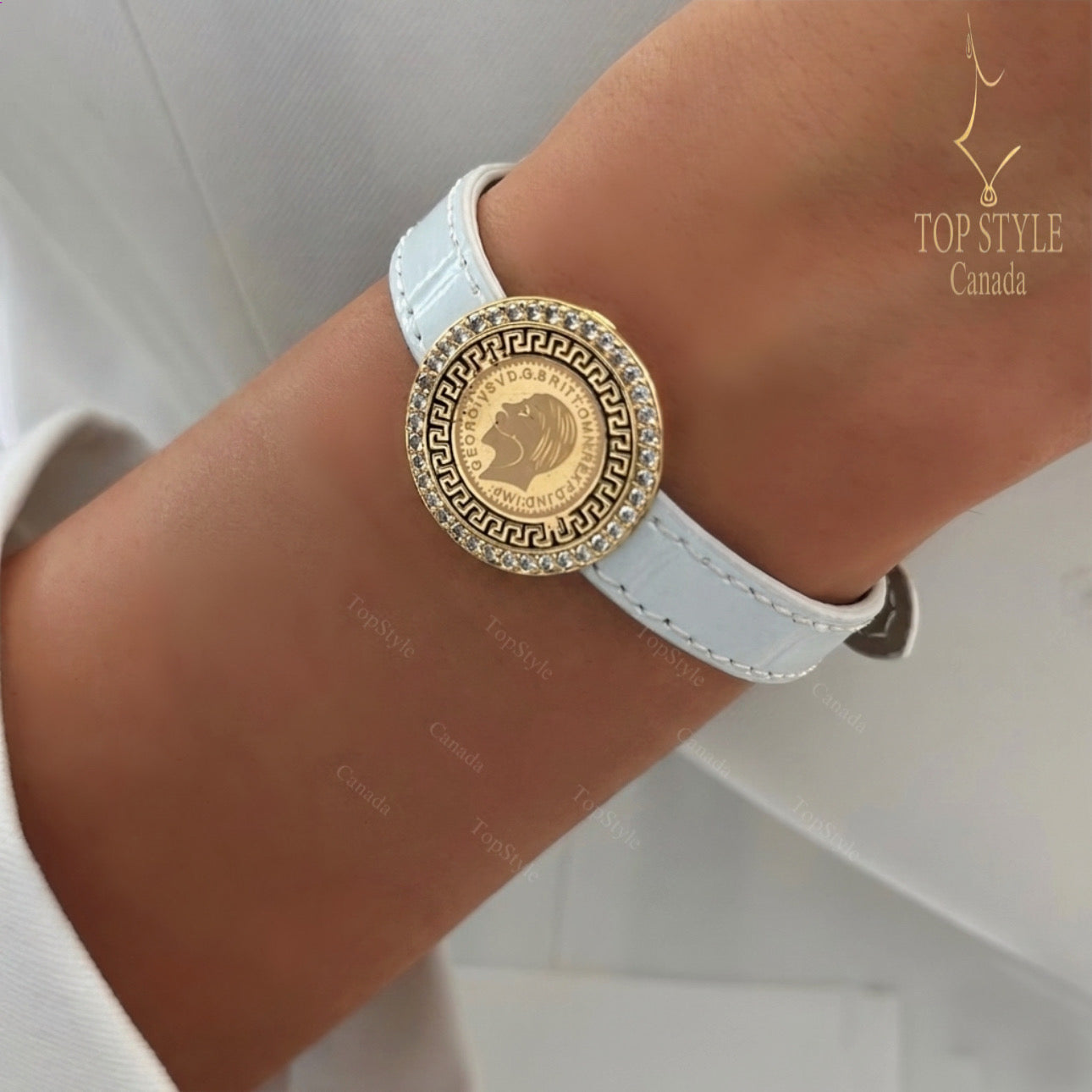 Bracelet en cuir avec breloques